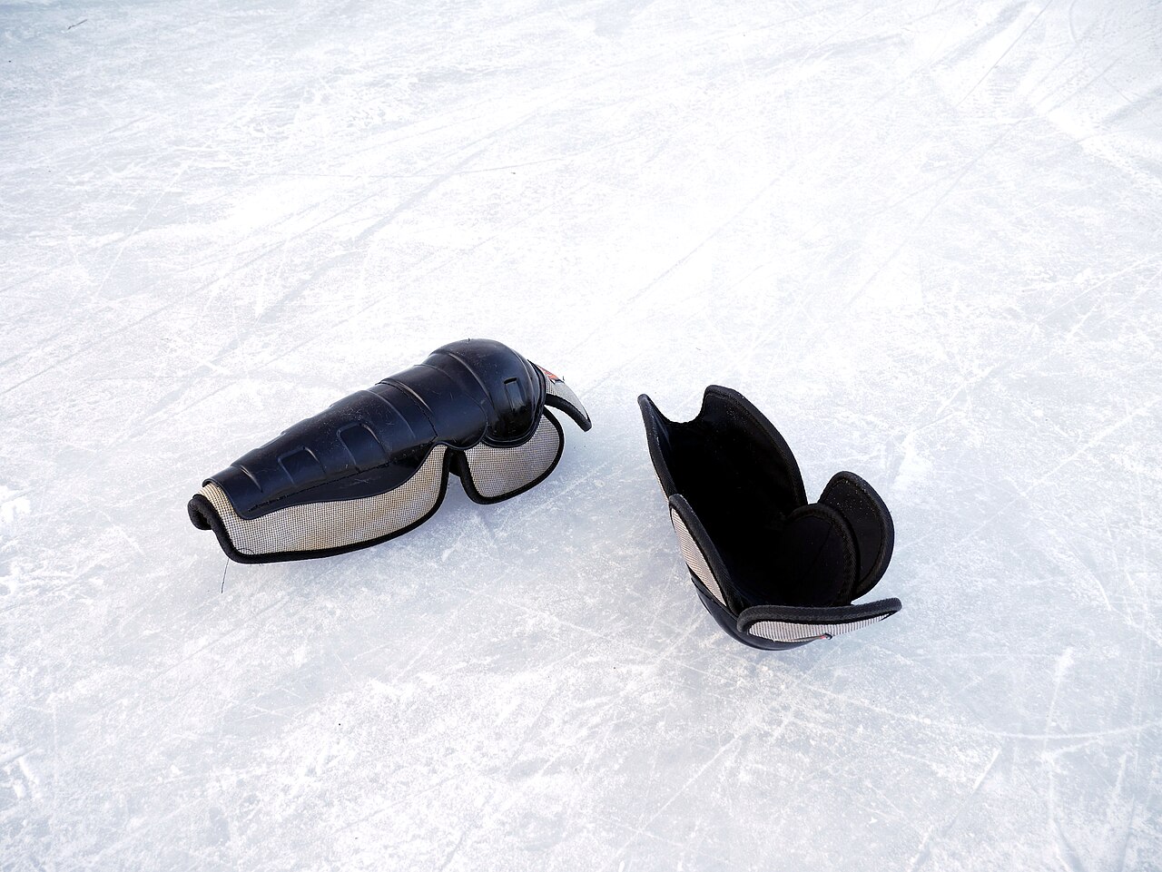 Bauer Supreme Mach shin guards
