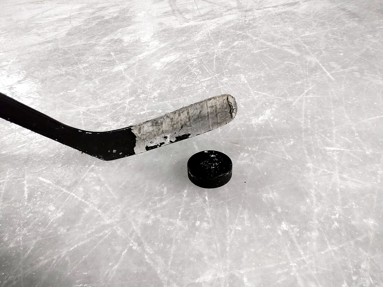 Wood hockey stick, classic