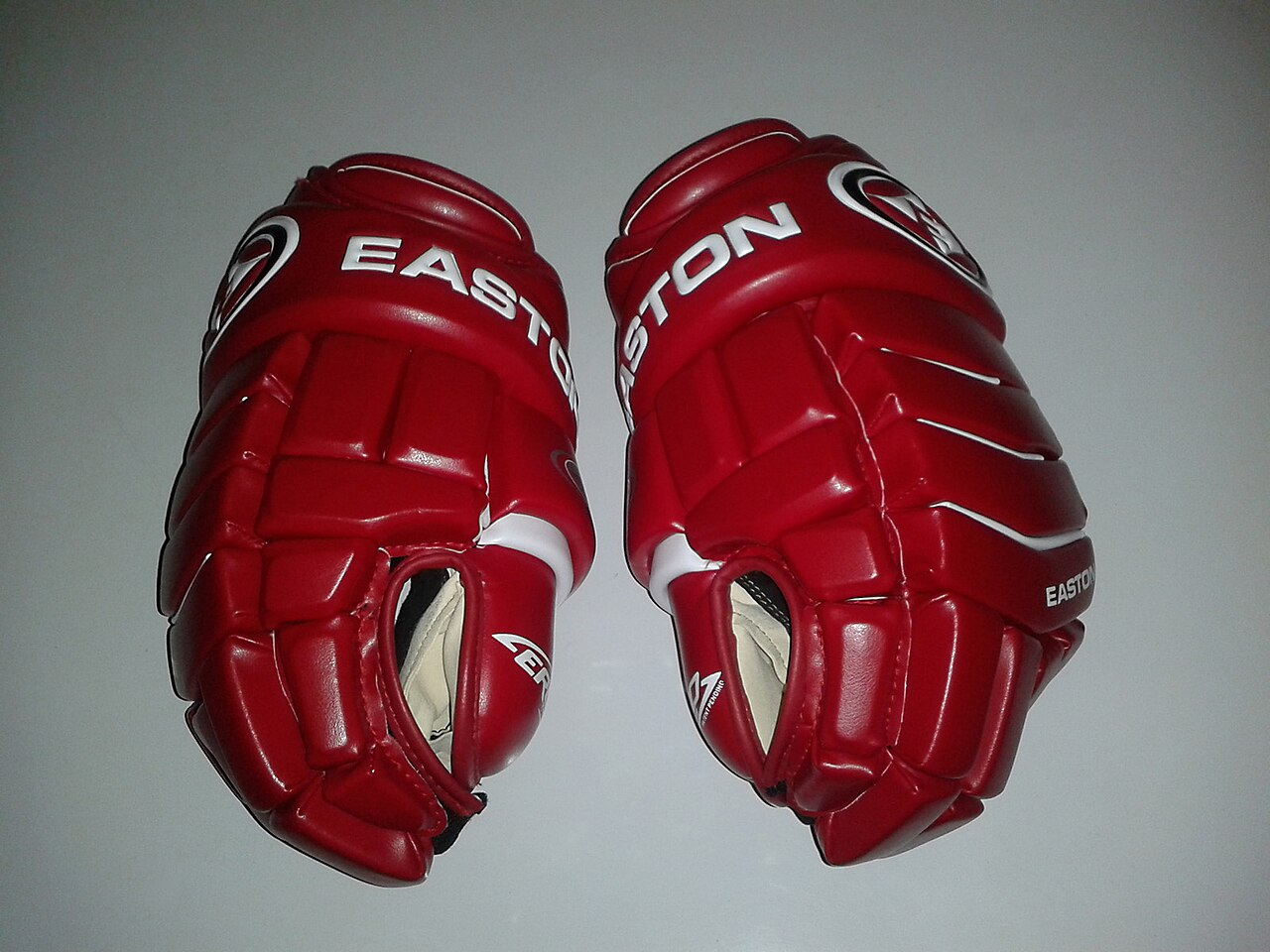Easton Synergy gloves, red