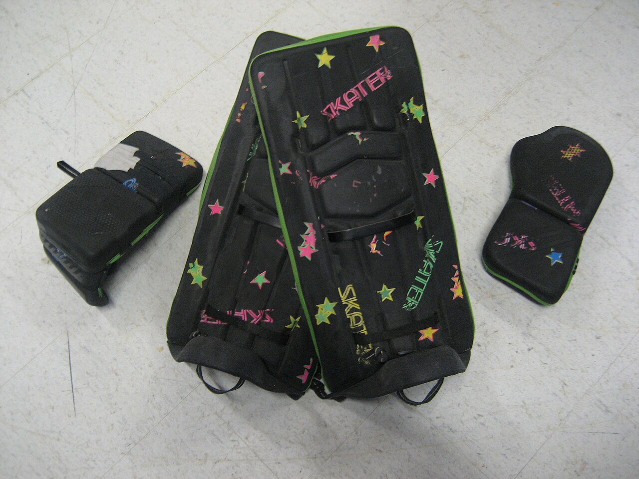 Roller hockey goalie protective set