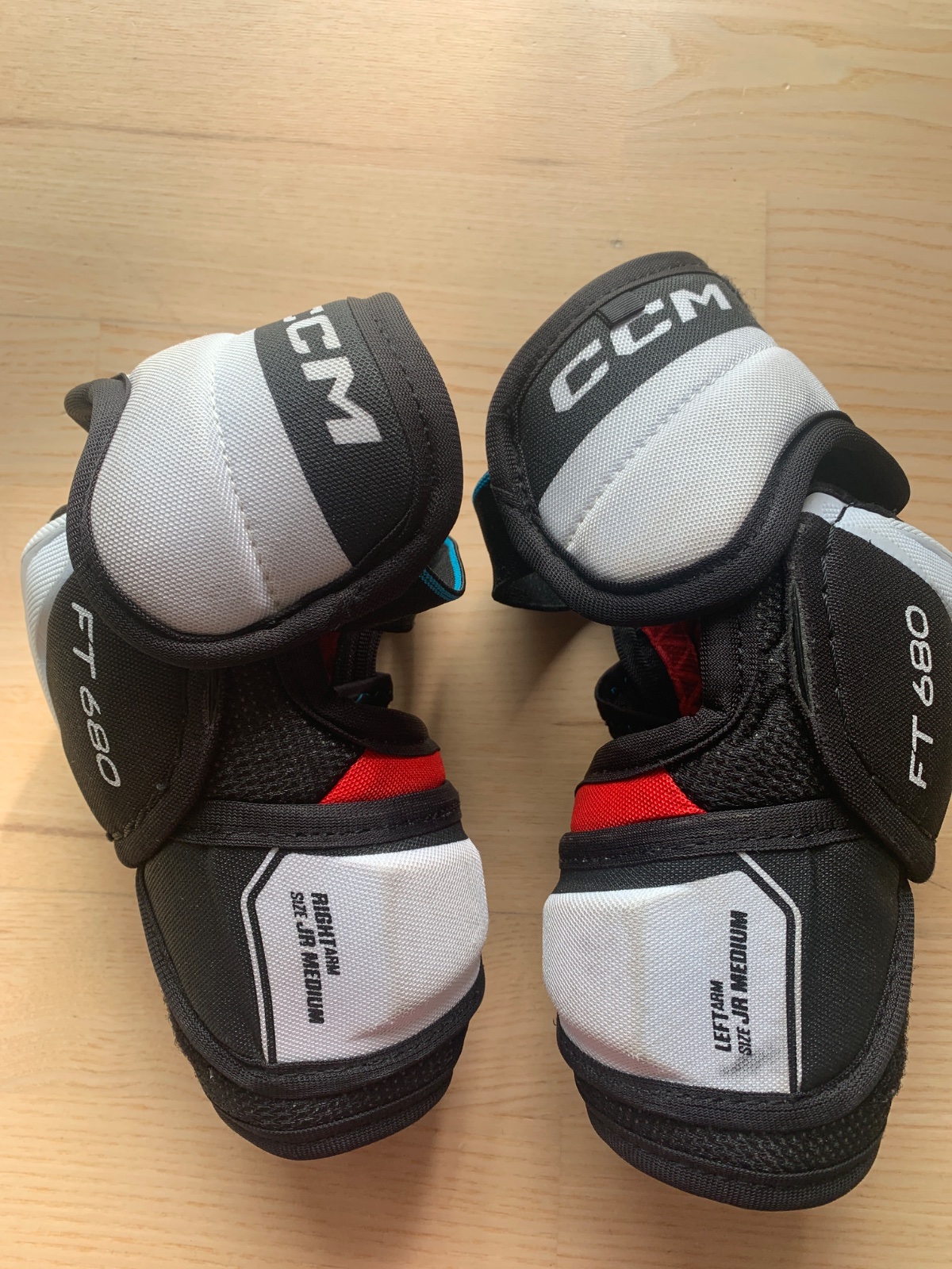 CCM JetSpeed FT680 albuebeskyttere, str. Junior M