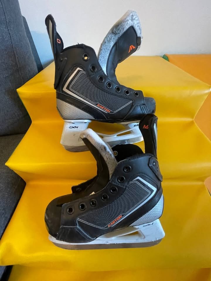 Easton Mako Ice Hockey Skates – Youth Size Y13.5 EE